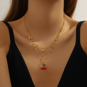 Collana a doppio strato in acciaio dorato con pendenti a ciliegia smaltati rossi da donna