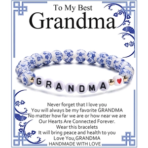 Dettaglio del bracciale in porcellana bianca e blu con perline GRANDMA su cartoncino