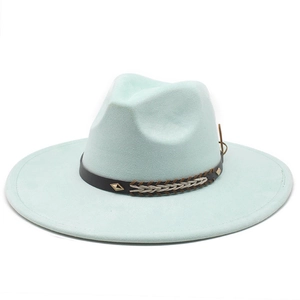 Detail des mintgrünen Fedora mit geflochtenem Lederband und Diamant-Metallnieten