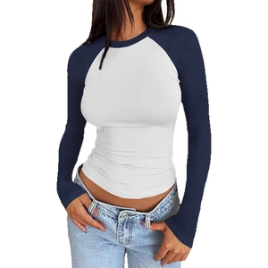 T-shirt Y2K da donna bianca e blu navy con maniche raglan e vestibilità aderente