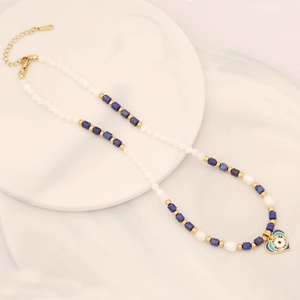 Collana artigianale di perle e pietre con pendente a cuore dorato e occhio greco