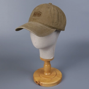 Detalle de gorra de béisbol de algodón lavado caqui con bordado hello en soporte de cabeza