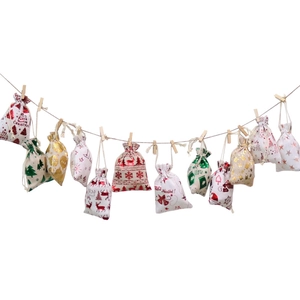 Calendrier de l'Avent en coton avec motifs dorés et petites pinces à linge en bois