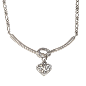 Collier avec pendentif coeur argenté serti de strass et détail de nœud sur fond blanc