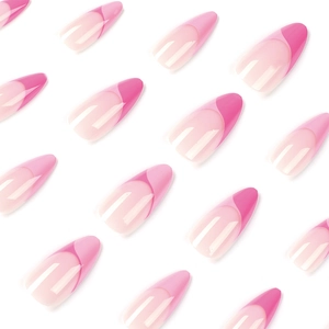 Faux ongles amande rose style French manucure avec dégradé bicolore sur fond blanc