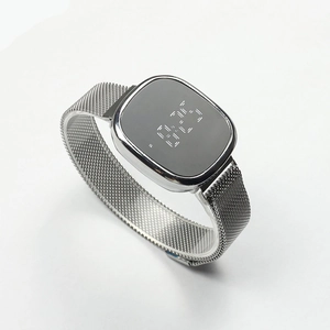 Détail du bracelet milanais argenté et du cadran noir de la montre numérique à LED