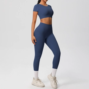 Détails macro du legging taille haute bleu marine avec coutures professionnelles