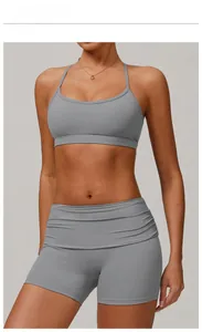 Vue de face de l'ensemble de yoga gris rhinocéros avec brassière et short de sport