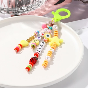 Détail du porte-clés en perles avec lettres mignonnes, étoile et perles colorées