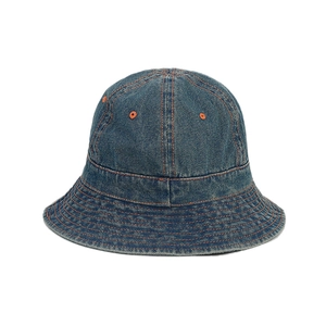 Bob vintage en denim bleu foncé avec des coutures contrastées orange sur fond blanc