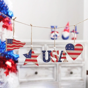 Detalle de adornos de madera para el Día de la Independencia en formas de USA