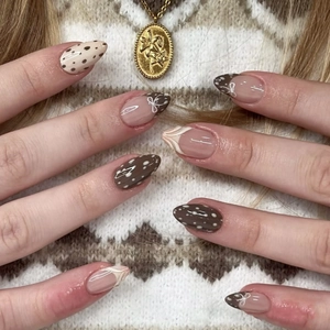 Braune Mocha Französische Press On Nägel Mandelform 3D Schleife Punkte Kuhmuster Retro Elegant Süße Künstliche Fingernägel Frauen