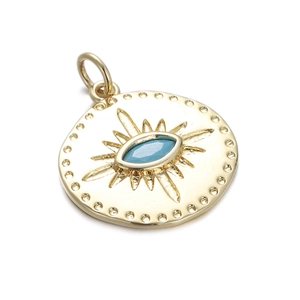 Detailansicht eines goldenen Evil-Eye-Anhängers mit himmelblauem Harz und radialer Textur