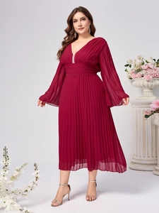 Dettaglio dell'abito in chiffon a pieghe rosso vino con elegante scollo a V e maniche lunghe