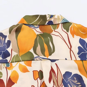 Gros plan sur l'imprimé floral vintage d'une chemise en satin, coutures et texture soie