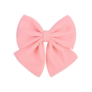 Barrette à cheveux rose en mousseline pour femme avec texture lin sur fond blanc