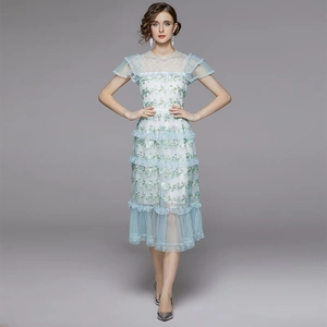 Robe longue bleu clair à plusieurs niveaux avec dentelle et broderies florales