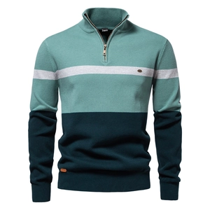 Detailansicht des Stehkragens mit Reißverschluss und der Stricktextur des Herrenpullovers