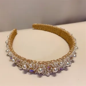 Détail macro du serre-tête tricoté doré avec perles artificielles et cristaux violets