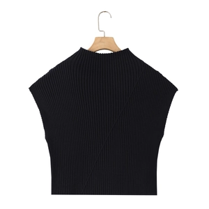 Débardeur en tricot noir pour femme avec col montant et couture diagonale