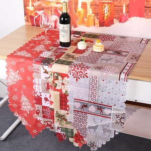 Chemin de table de Noël avec motifs rennes et flocons sur table à manger festive