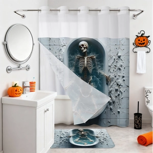 Dettaglio della tenda da doccia Halloween con scheletro 3D e tappetino in un bagno moderno