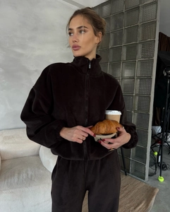 Detail von espressobraunem Fleece-Trainingsanzug mit Reißverschlussjacke und gerader Hose
