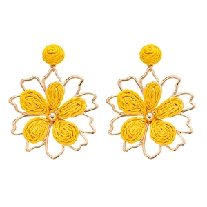 Pendientes de flores de rafia con pétalos tejidos amarillos y centro de metal dorado