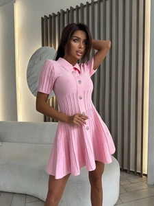 Robe boutonnée en maille rose à manches courtes avec col polo et jupe plissée