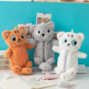 Détail de trousses peluches montrant la texture douce et le design mignon du zip
