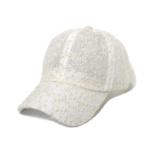 Weiße Baseballkappe aus Spitze mit eleganter Blumenstickerei und atmungsaktivem Mesh-Gewebe