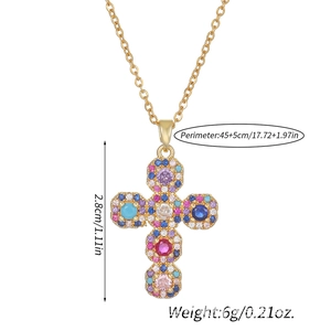 Dimensions du pendentif croix 2.8cm avec zircons colorés et chaîne en or 45cm