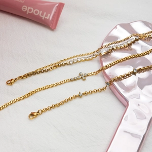 Détail de bracelets en acier inoxydable plaqué or 18 carats avec zircon sur plateau rose