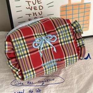 Kosmetiktasche mit Karomuster, blauer Schleifenstickerei und Rüschendetails