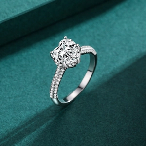 Anello in argento 925 con zircone a forma di cuore su fondo in velluto verde di lusso