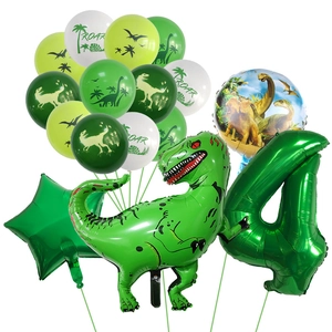 Détail du ballon dinosaure vert avec chiffre quatre et ballons en latex imprimés roar