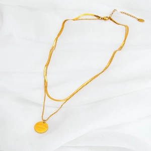 Collier double couche en acier inoxydable plaqué or 18k avec pendentif rond gravé