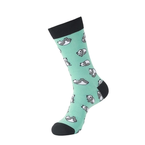 Détail de chaussettes en coton vert menthe avec motif de panda de dessin animé noir et blanc
