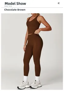 Dettaglio dei leggings da yoga a vita alta marrone cioccolato e canotta su modella