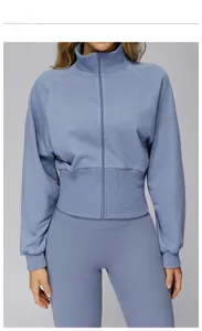 Nahaufnahme des denimblauen Stehkragen-Sweatshirts und Leggings mit Rippstrick-Details