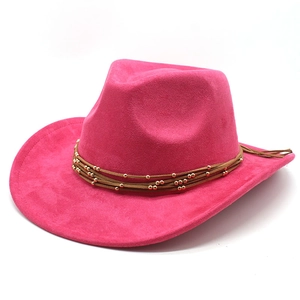 Vue détaillée du chapeau de cowboy en daim rose avec lanière en cuir brun et perles dorées