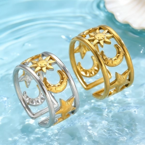 Boheemse open ring met 18K gouden zon maan en ster patronen op water achtergrond