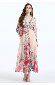 Vista frontale di vestito in chiffon a fiori con scollo a V, maniche a campana e vita alta