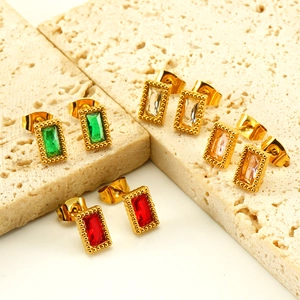 Lot de boucles d'oreilles dorées avec zircons colorés sur blocs de pierre naturelle
