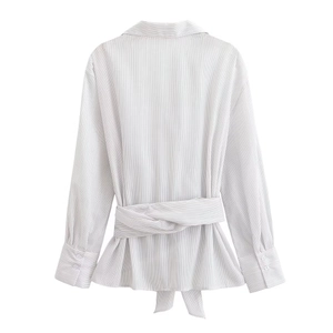 Chemise rayée à manches longues pour femmes avec nœud à la taille sur fond blanc épuré
