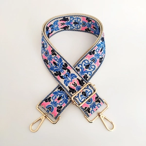Dettaglio della tracolla boho con motivi geometrici colorati e ganci in metallo dorato