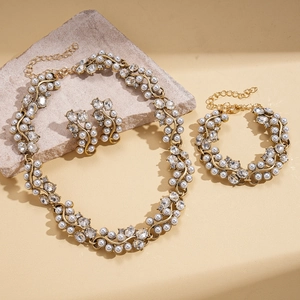 Vintage gold necklace set with baroque pearls and diamonds for an elegant jewelry look