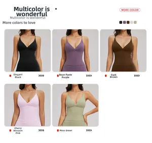 Collage de cinq soutiens-gorge de yoga slim de couleurs variées avec fines bretelles et col V