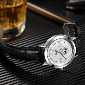 Reloj de cuarzo para hombre con fase lunar, caja plateada y correa de cuero negro
