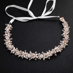 Bandeau de mariée élégant orné de perles et cristaux avec ruban en soie blanche sur fond noir